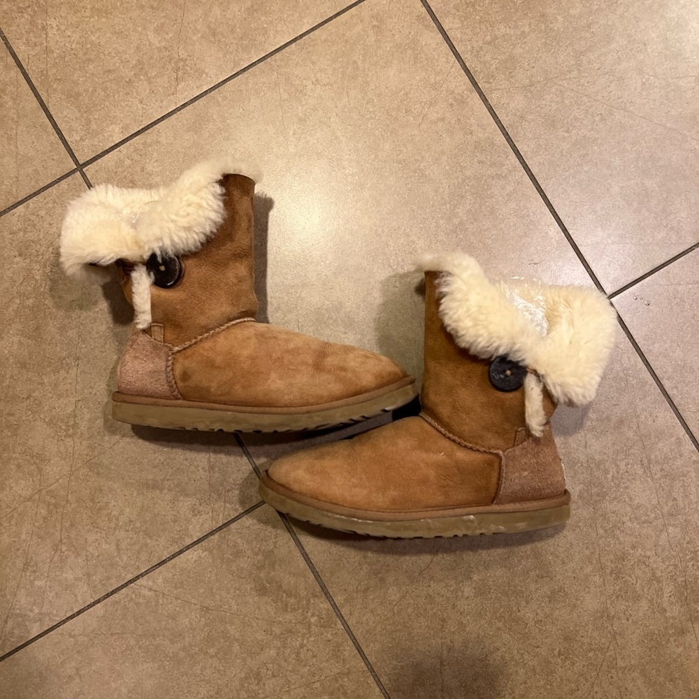 Ugg Australia Shearling Bailey Button Booths - image 5